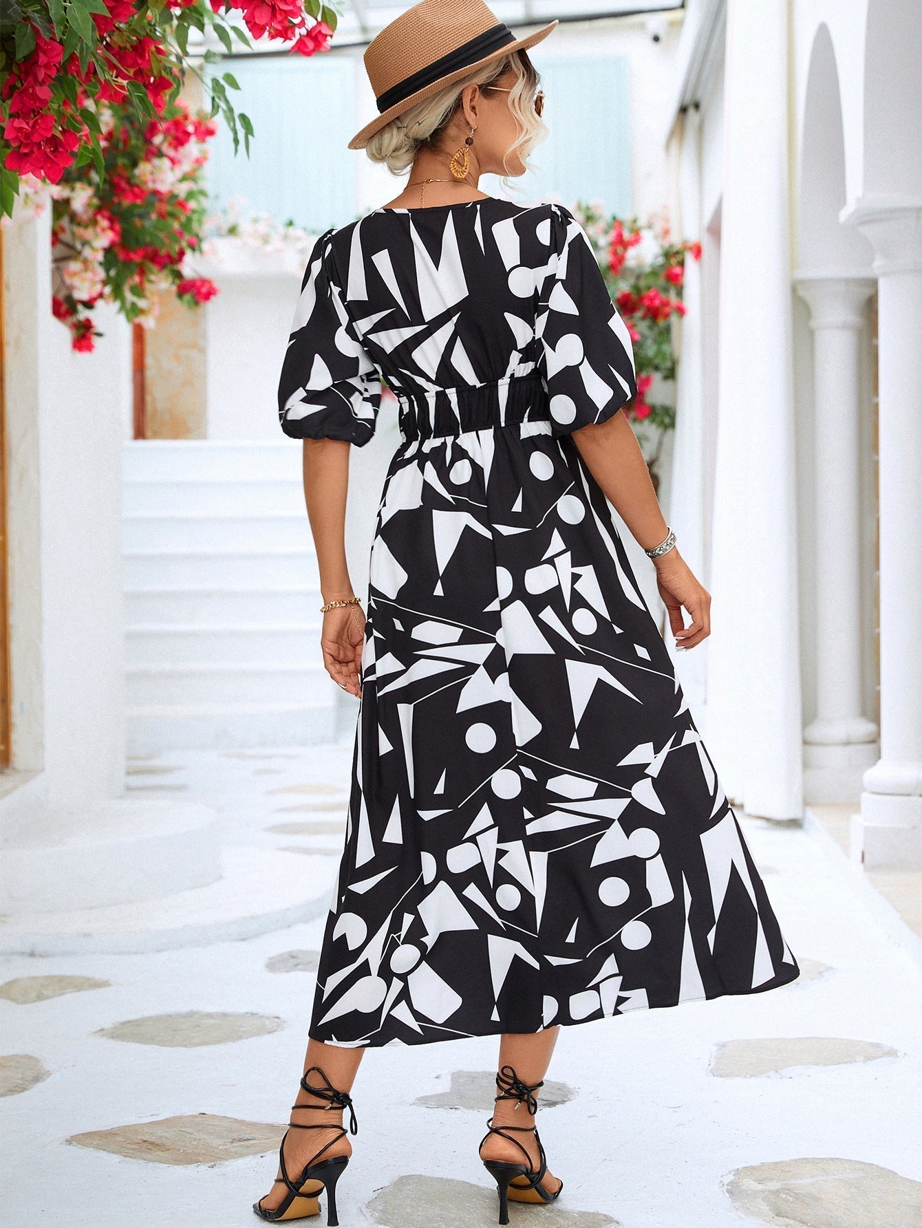 Vestido con estampado geométrico y cuello en V