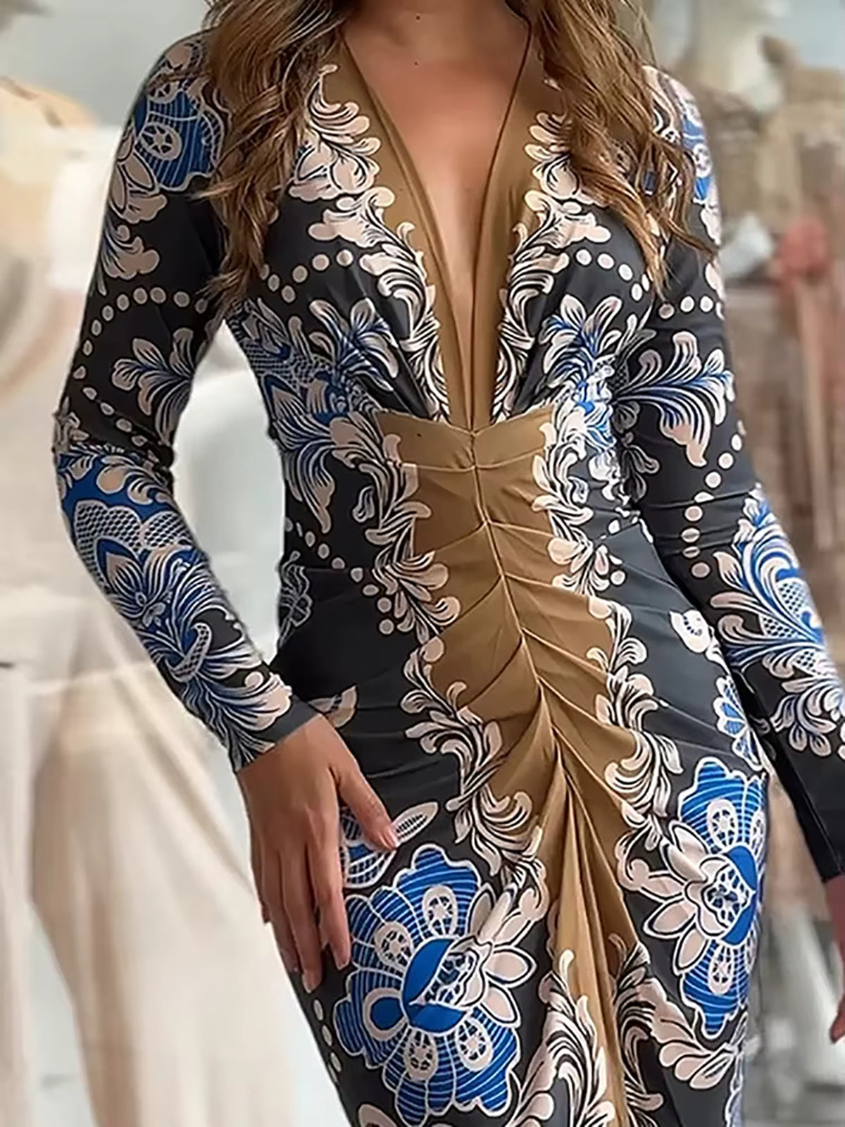 Vestido Midi de Fiesta con Estampado Floral y Detalle Fruncido Frontal