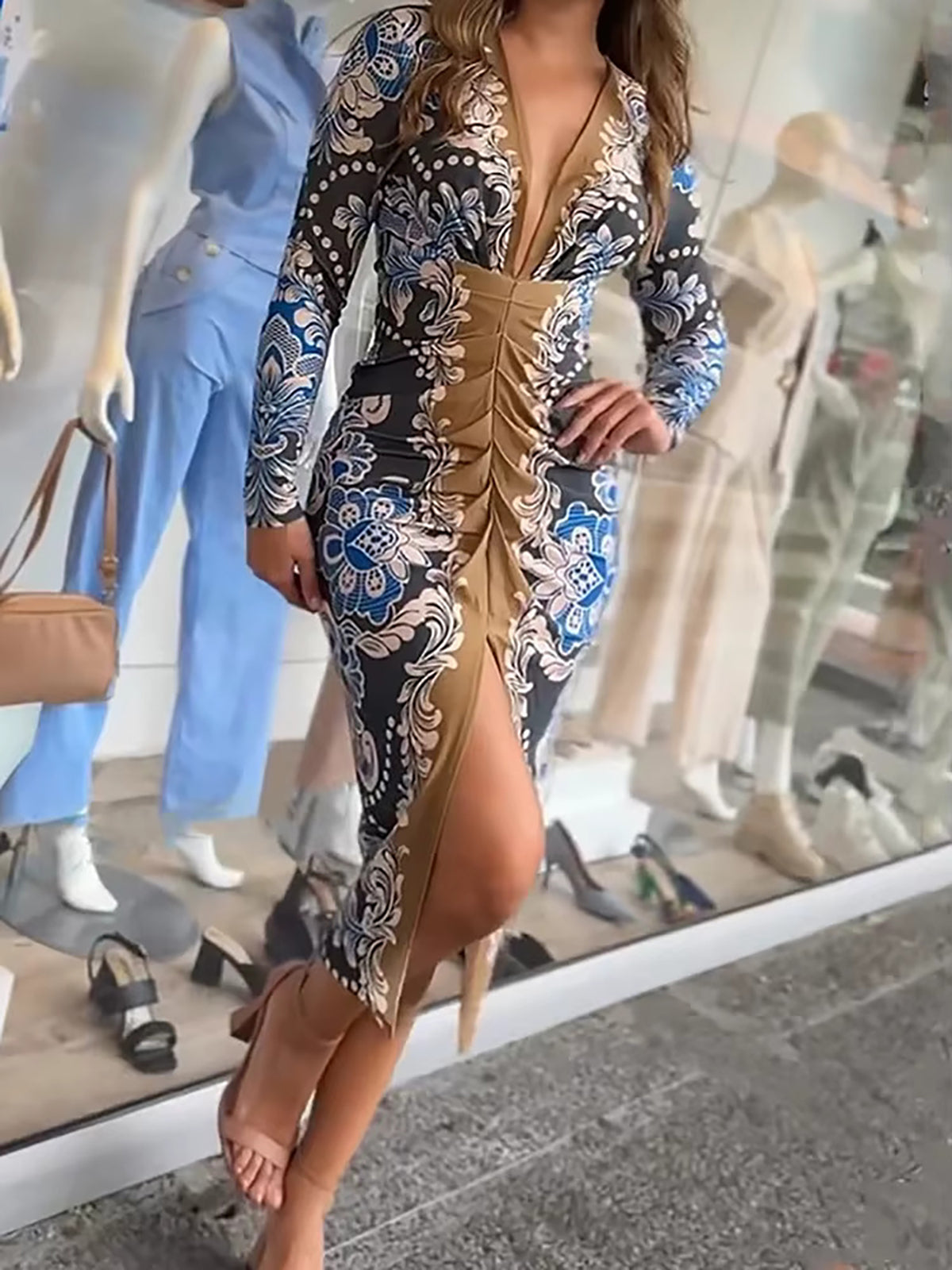 Vestido Midi de Fiesta con Estampado Floral y Detalle Fruncido Frontal