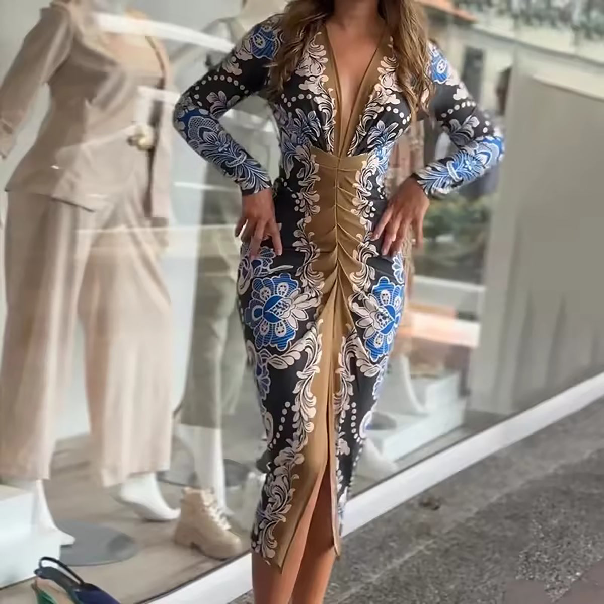 Vestido Midi de Fiesta con Estampado Floral y Detalle Fruncido Frontal