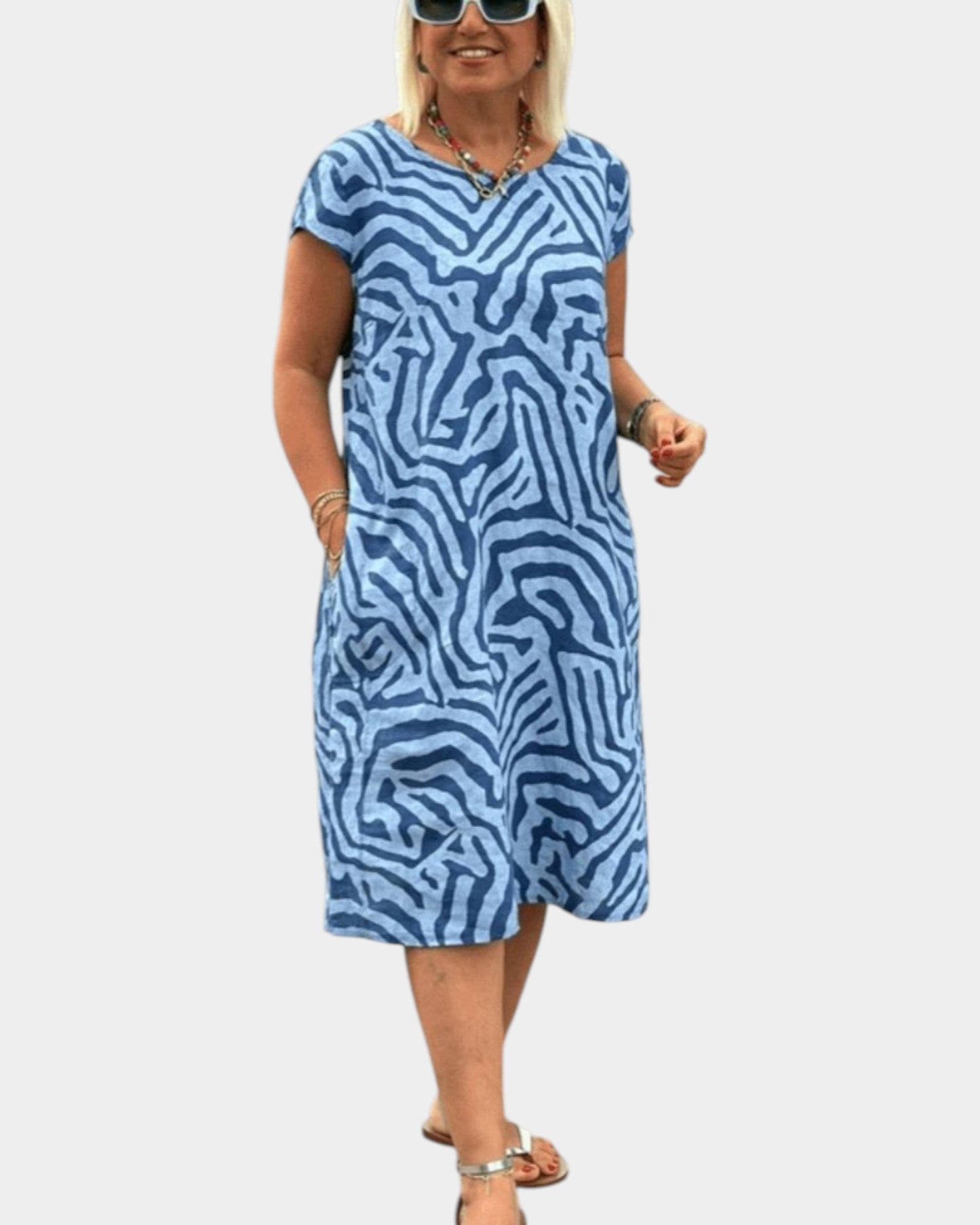 Vestido de verano favorecedor con cuello redondo y estampado