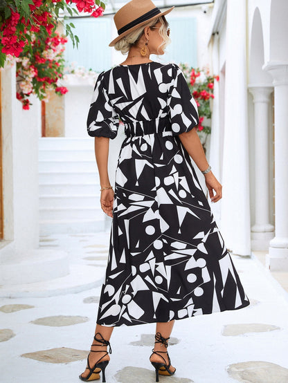 Vestido con estampado geométrico y cuello en V