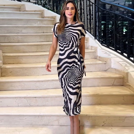 Vestido Midi con Estampado Óptico – Corte Recto con Lazo Lateral